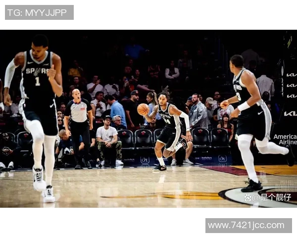 马克西全场表现惊艳30分钟内17投10中砍下27分4篮板7助攻