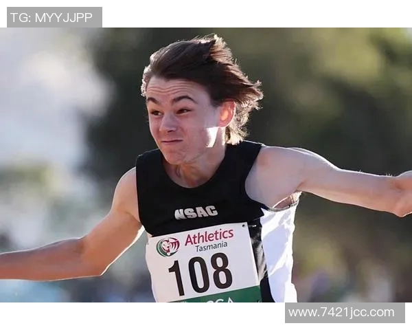 皮尔斯夜店偷瞄性感美女的紧张瞬间只需半秒钟的转头反应