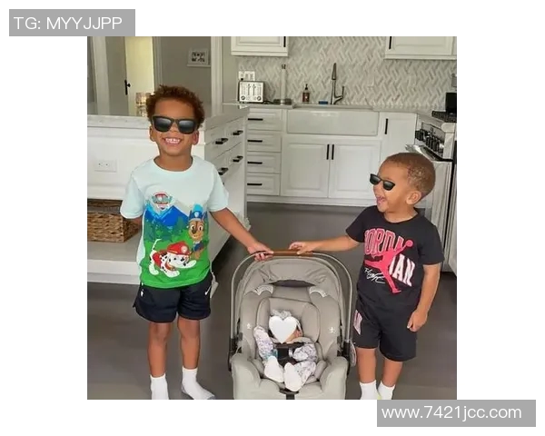 字母哥妻子经过沟通带娃回雅典结束两地分居生活