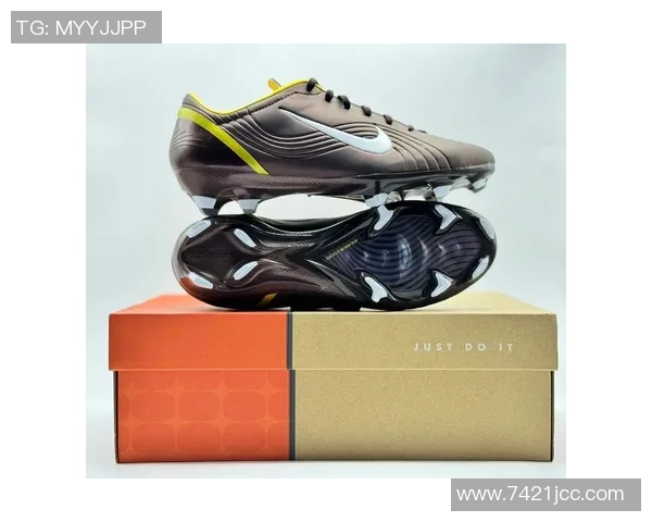 耐克明年将推出金色C罗战靴引发球迷热议