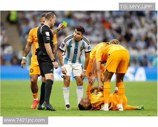 张琳芃与林加德场上冲突激烈主裁判果断出示黄牌警告两人