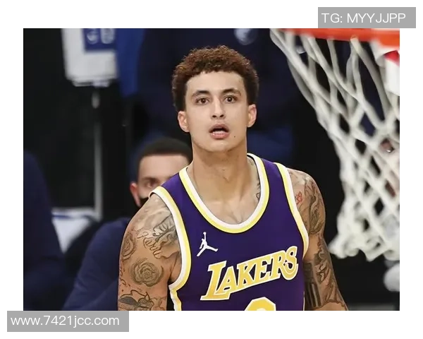 库兹马半场表现出色7投4中贡献11分2篮板2助攻展现强大实力