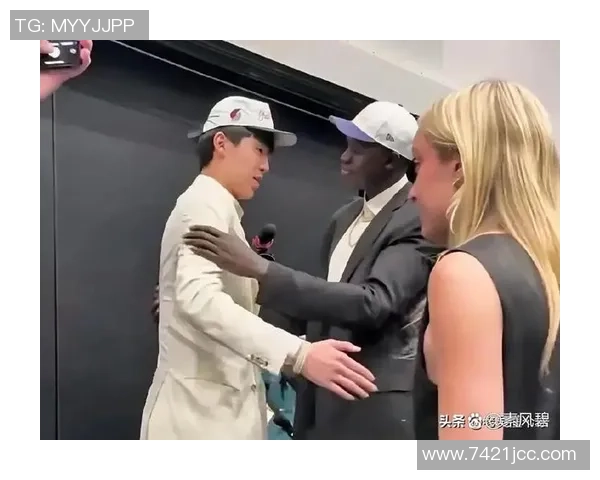 裁判赞赏杨瀚森表现出色赛后竖大拇指传递认可与鼓励 裁判赞赏杨瀚森表现出色赛后竖大拇指传递认可与鼓励