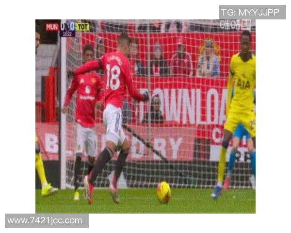 差点出事！热刺后场出球被断，勒温得球后扫射高出横梁